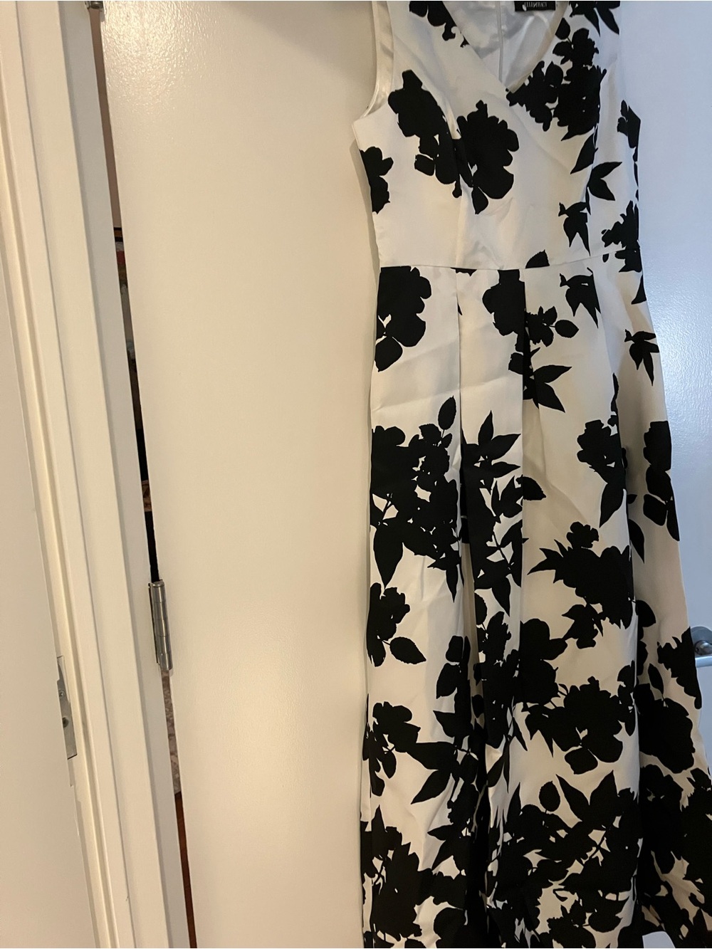 Ellen Tracy Black & White Floral fit and flare Dress size 8